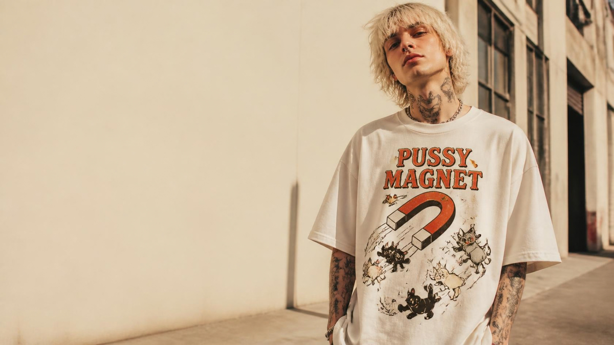 Playera Pussy Magnet de ANM en modelo